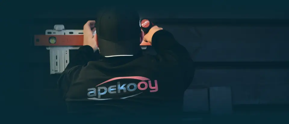 Apekon asentaja työssä