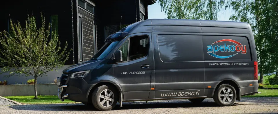 Apekon pakettiauto työkohteella